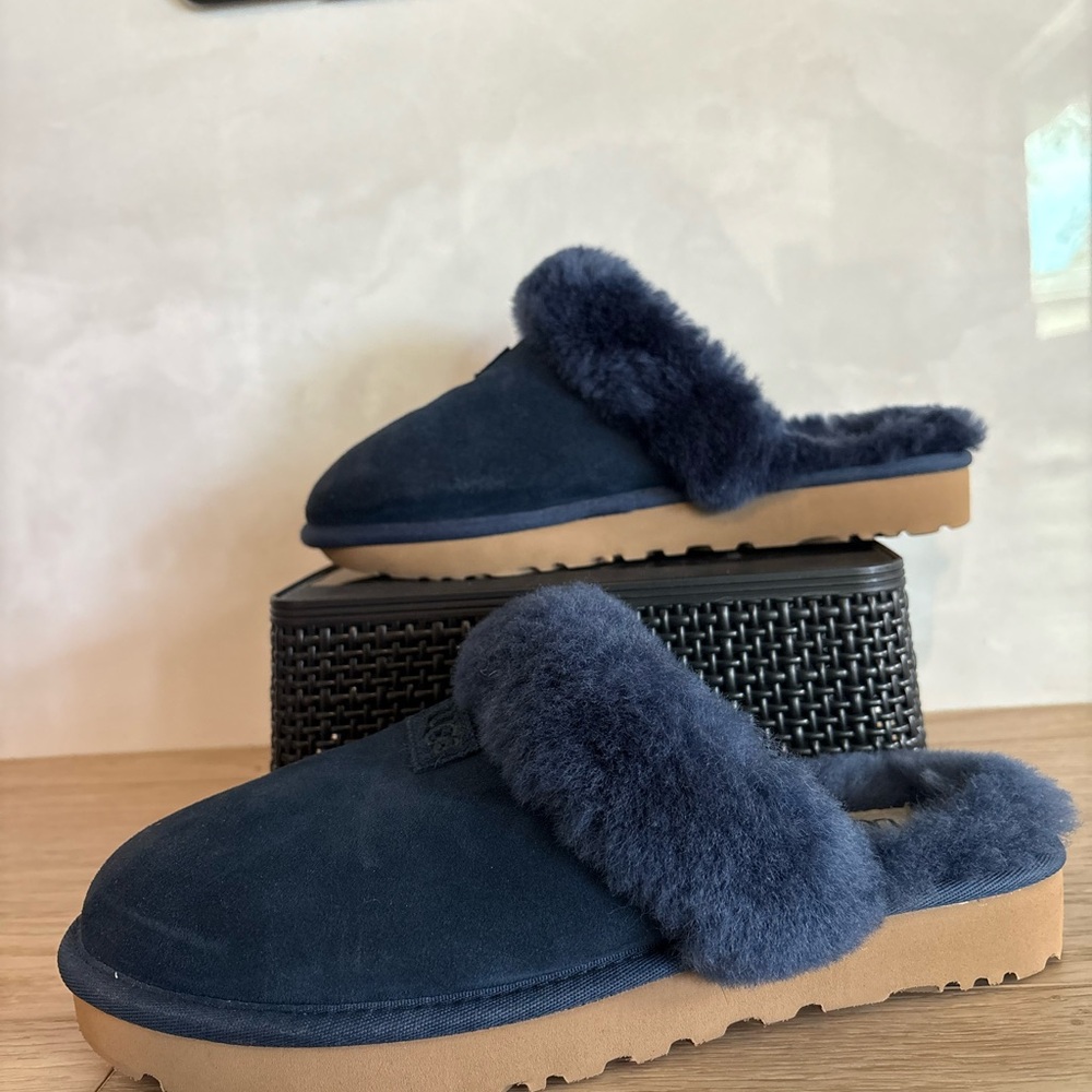 UGG Cozy Womens Slippers Size 8 Navy Blue Shearling Fur Lined Slip On - Picture 2 of 6